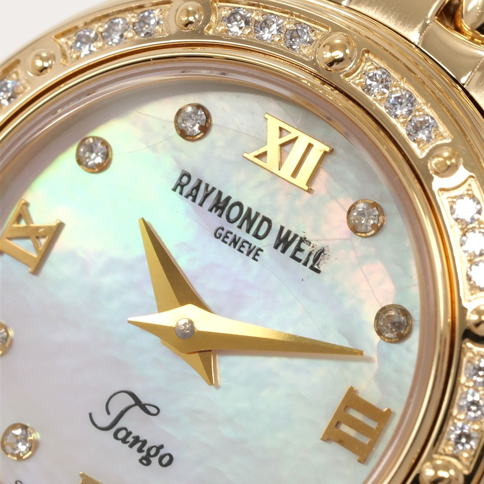 Raymond Weil Tango 5860 logo close up