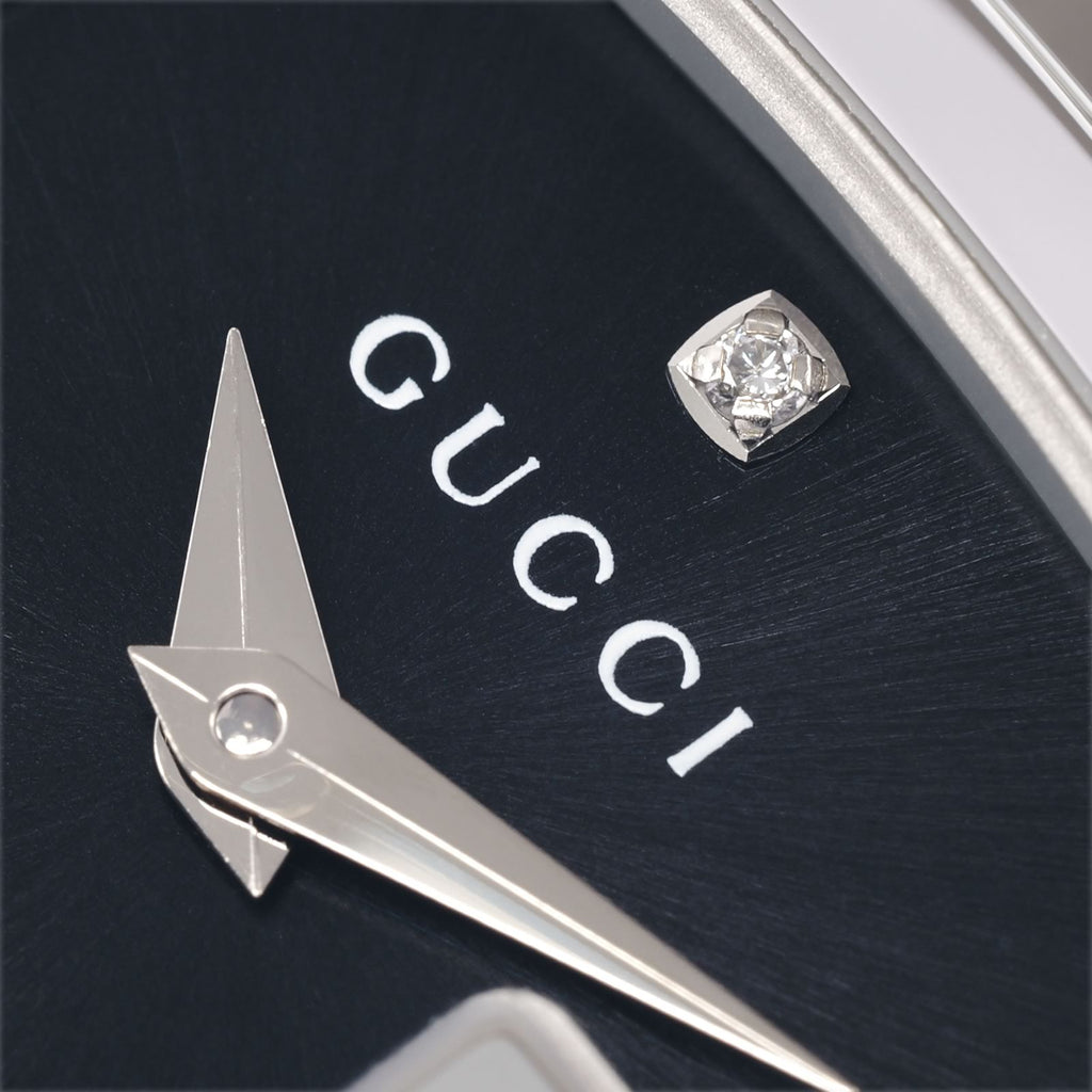 Gucci G 125.5 dial logo and diamond close up