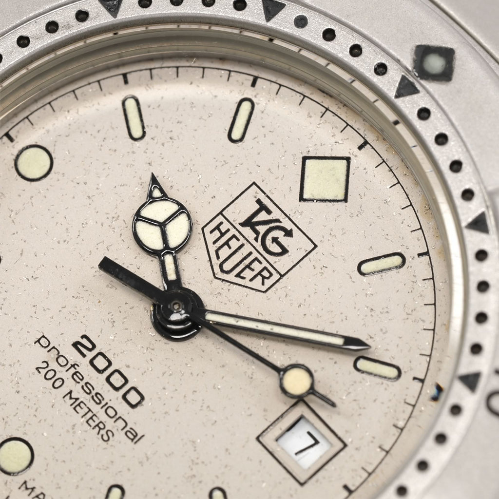 TAG Heuer 2000 Vintage 962.215 logo close up