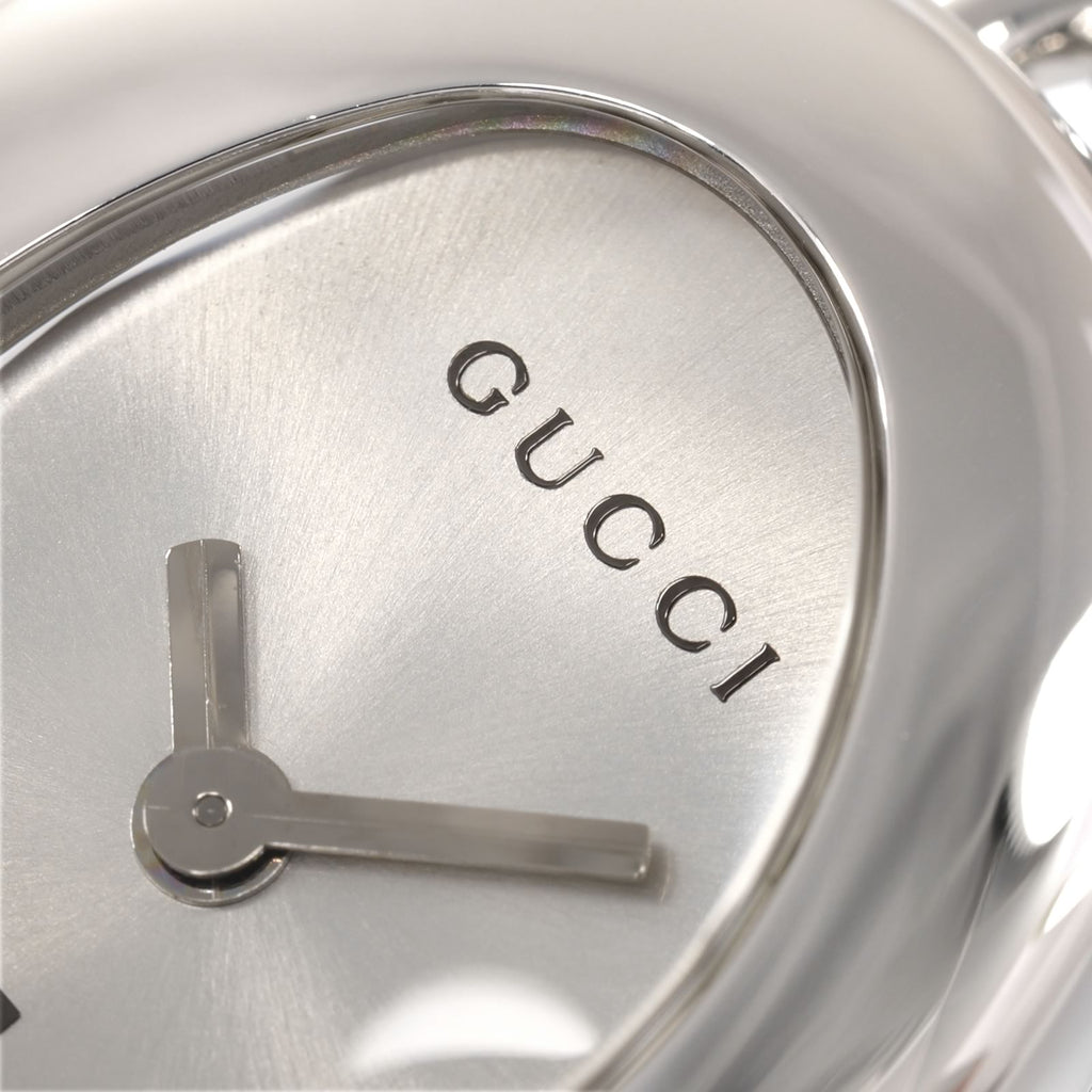 Gucci Horsebit 103 dial logo close up