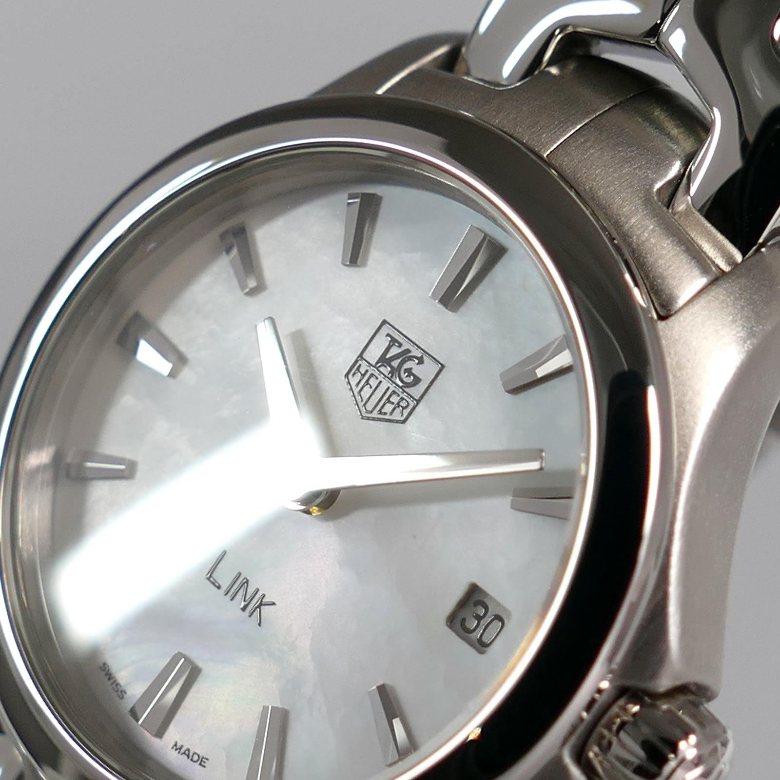 TAG Heuer Link WJF1410 iridescent Mother of Pearl logo close up