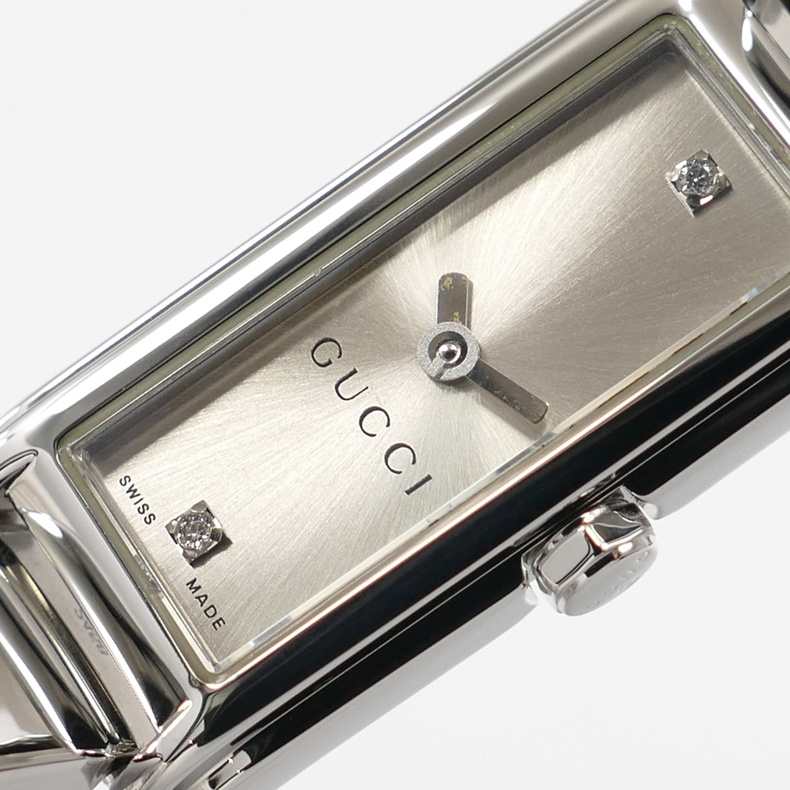 Gucci G-Line 109 logo close up