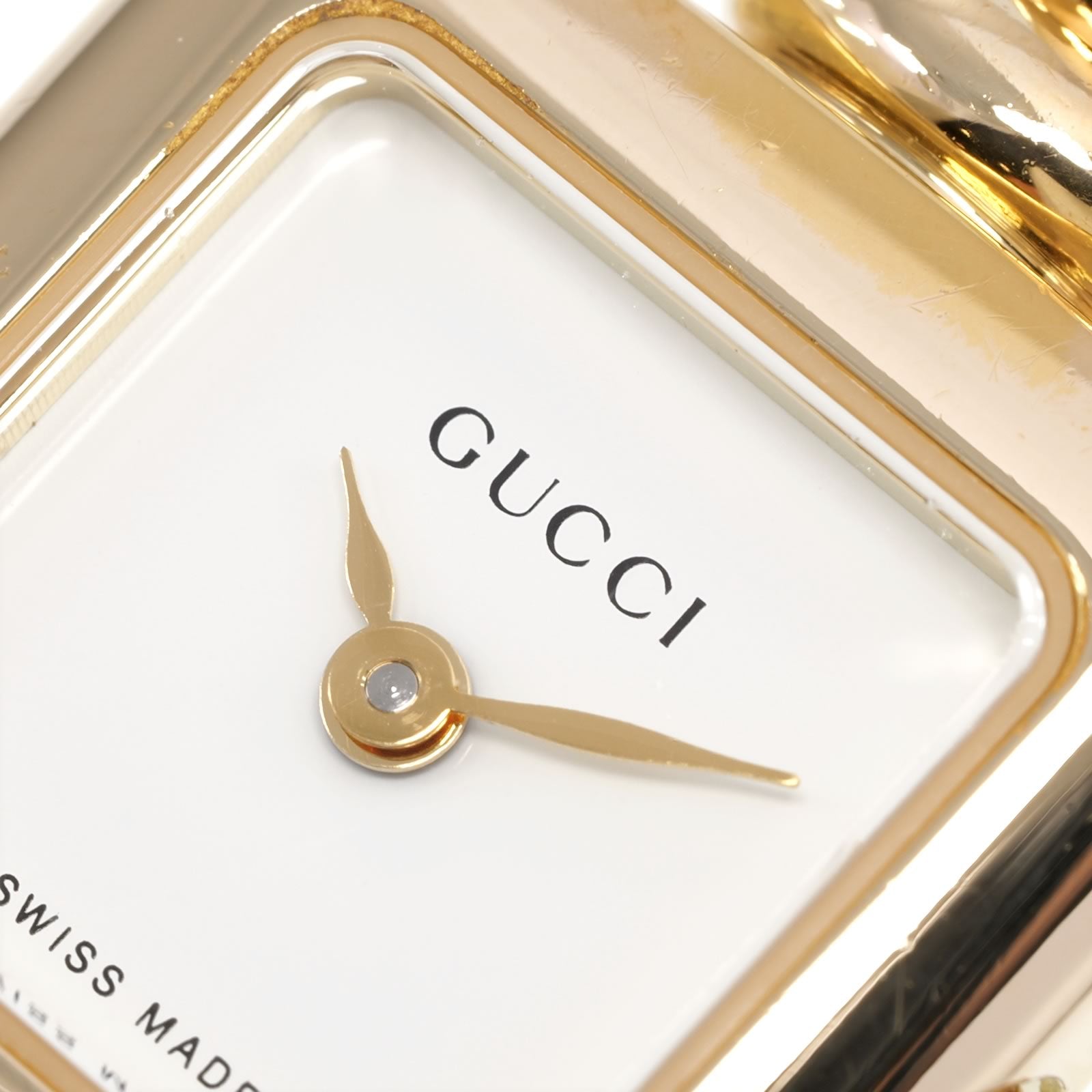 Gucci 1900L Logo close up