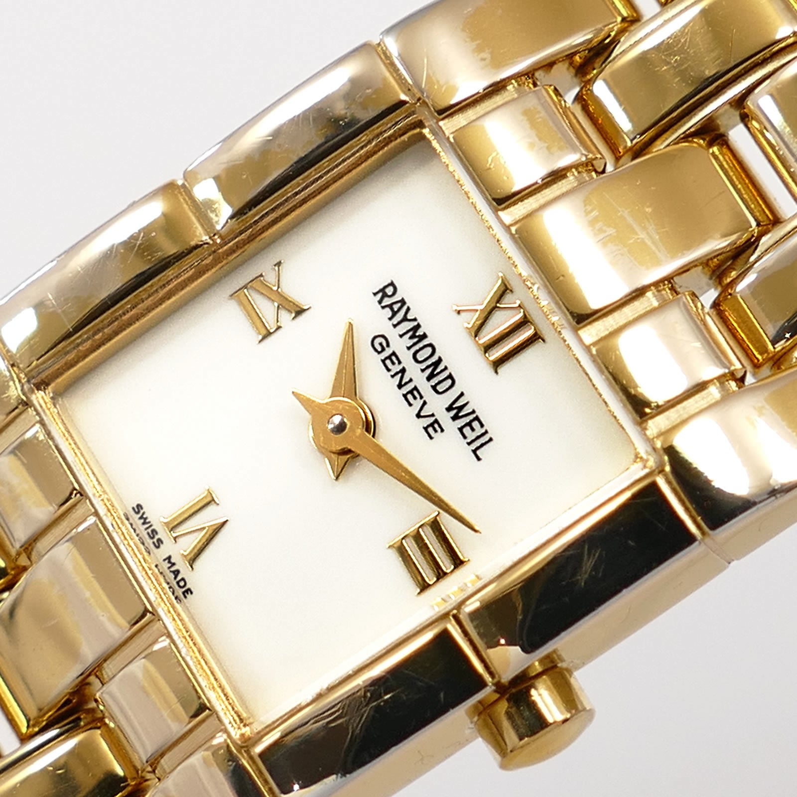 Raymond Weil Tema 5886 logo close up