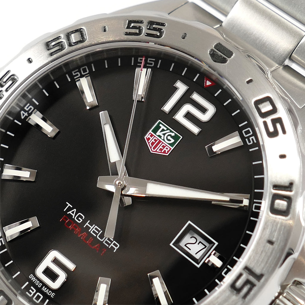 TAG Heuer Formula 1 WAZ1112 green and red logo close up