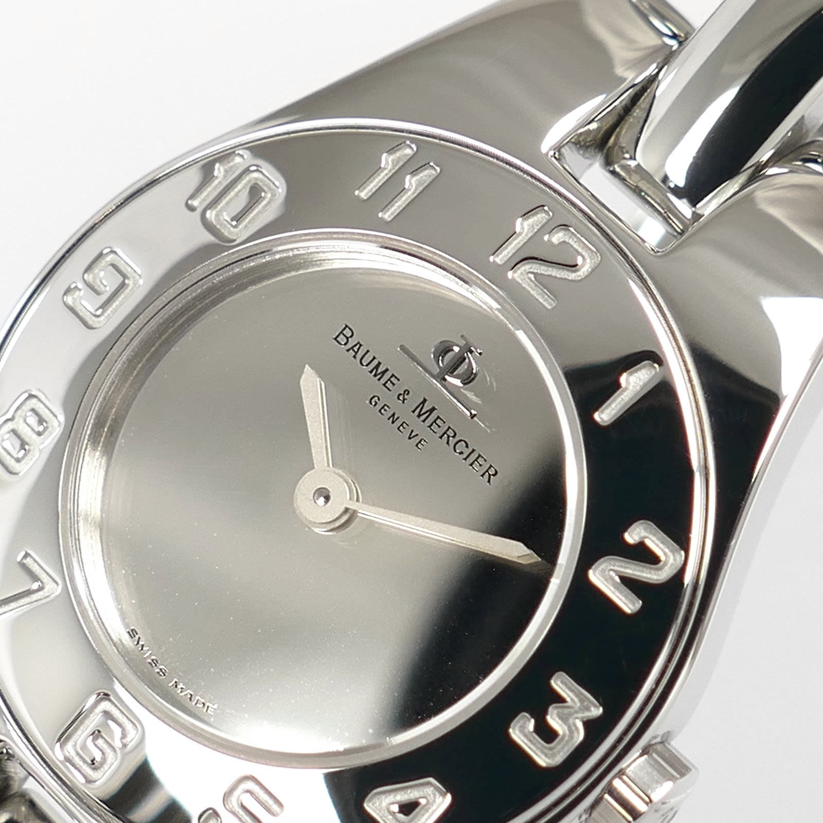 Baume & Mercier Linea MV045204 logo close up with Arabic numeral bezel