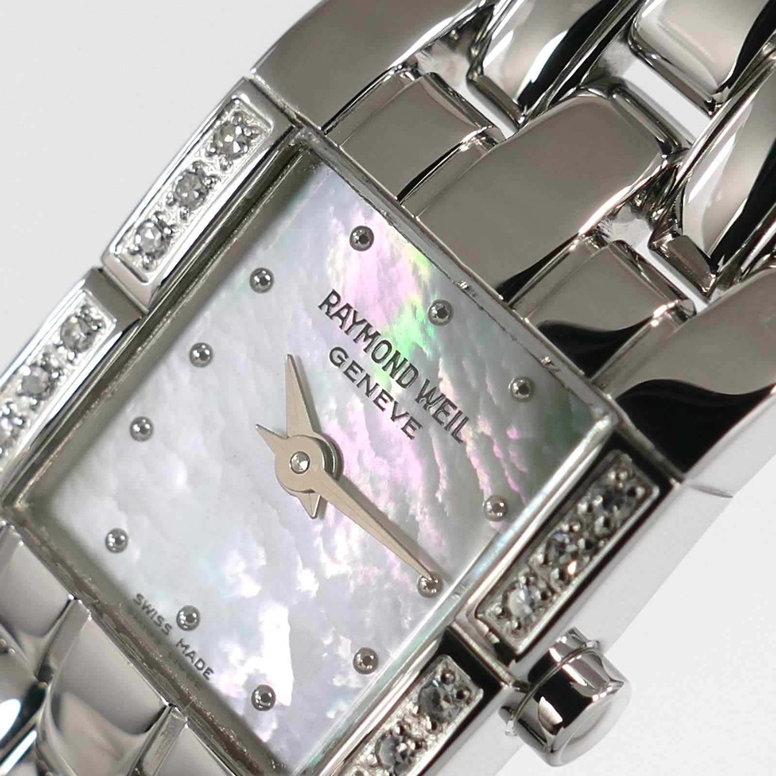 Raymond Weil Tema 5886 logo close up