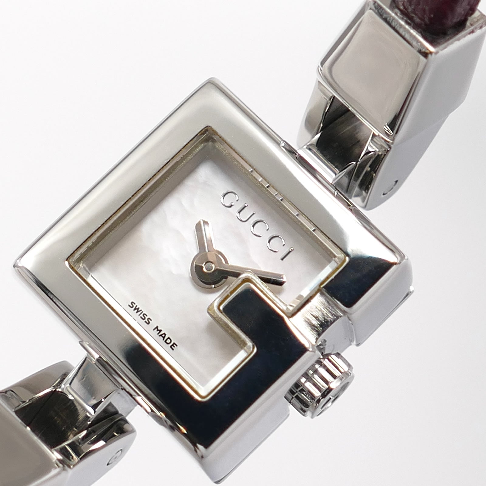 Gucci Mini G 102 logo close up