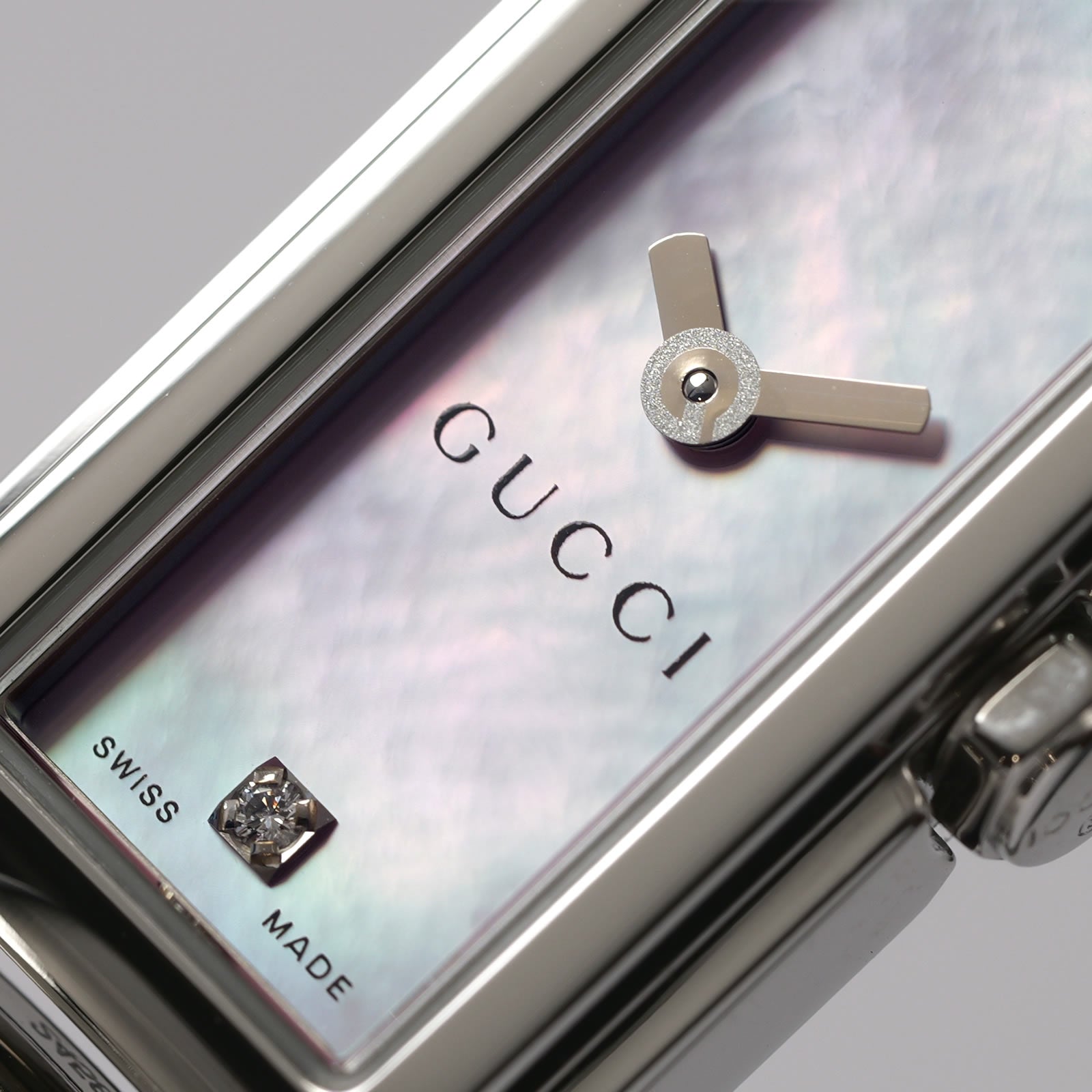 Gucci G-Line 109 logo close up