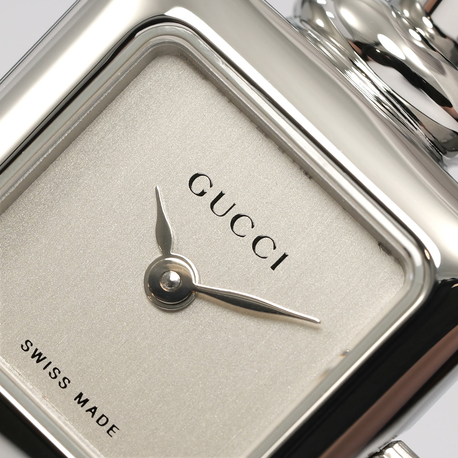 Gucci 1900L logo close up