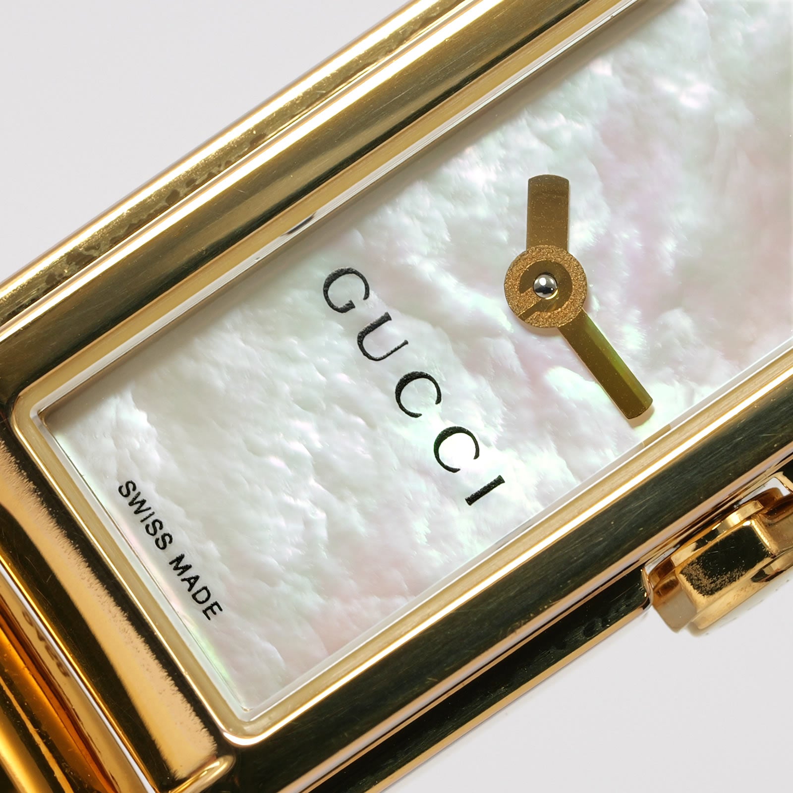Gucci G-Line 109 logo close up