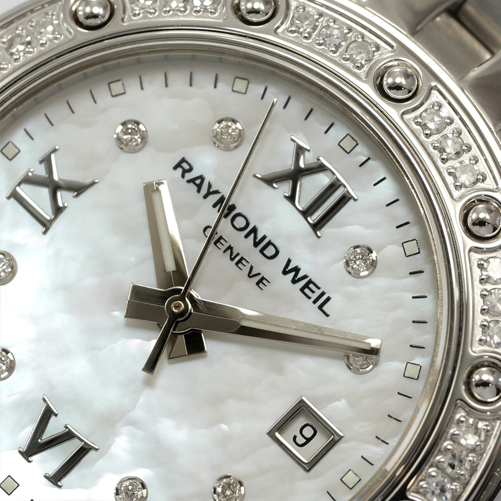 Raymond Weil Tango 5399 logo close up