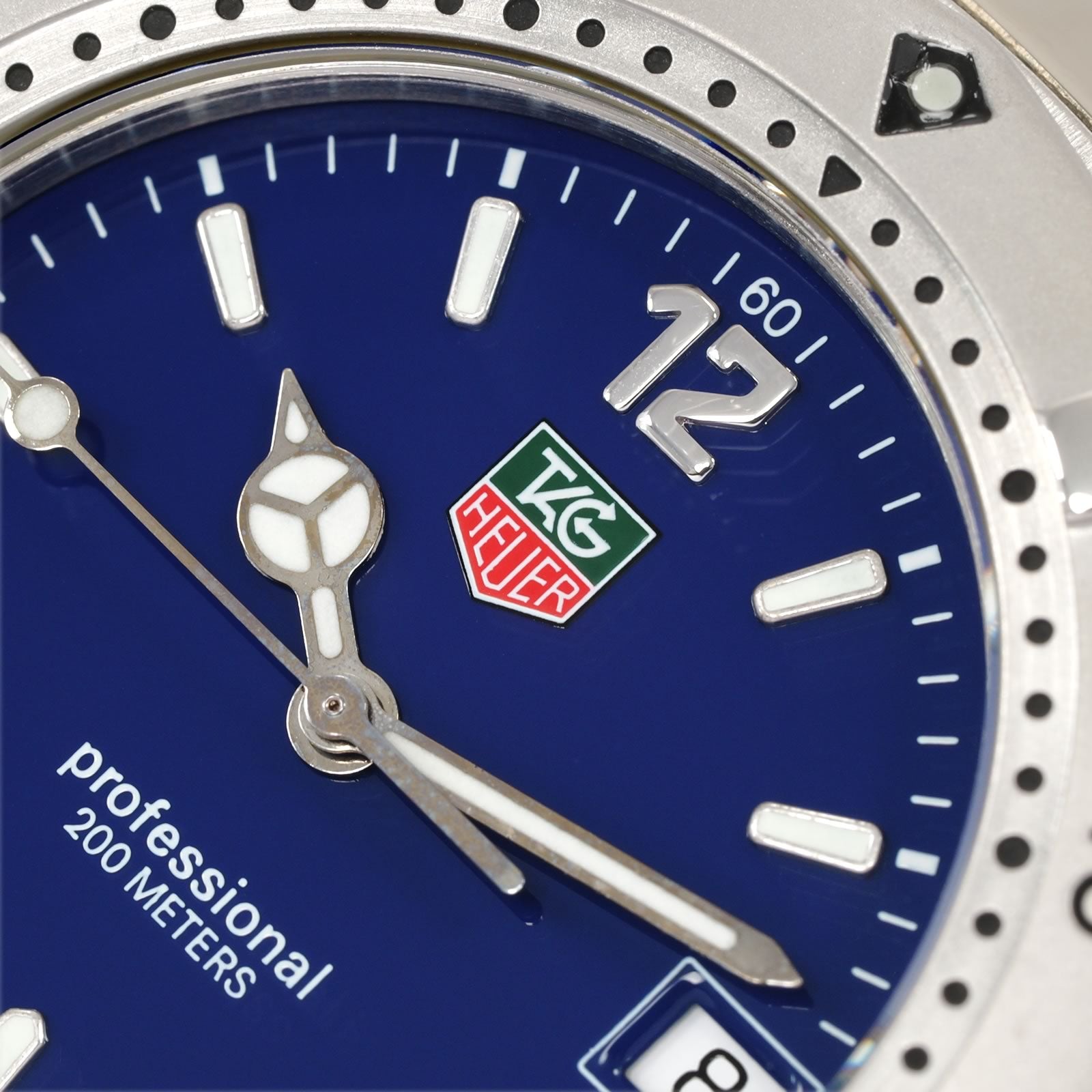 TAG Heuer 2000 WK1113-0 logo close up