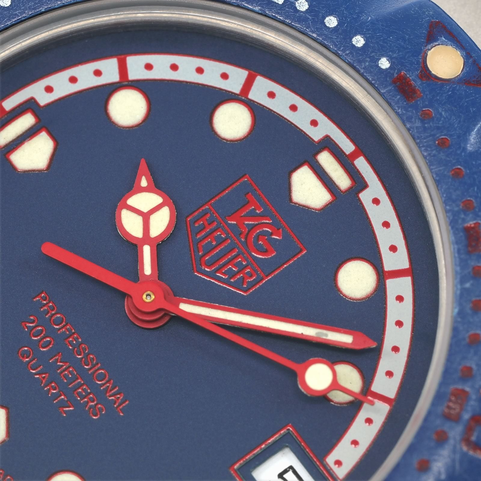 TAG Heuer Formula 1 370.513 red logo close up