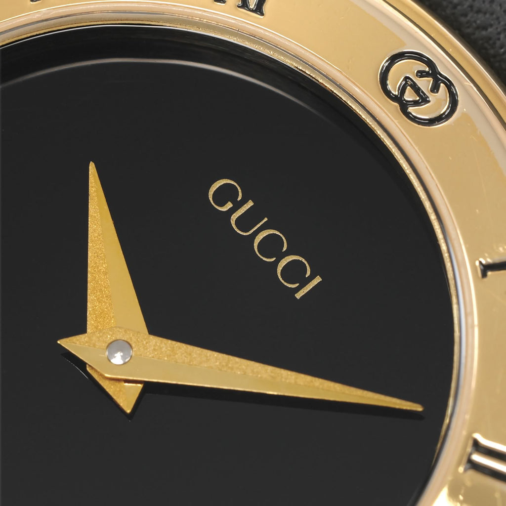 Gucci 3000L gucci logo and dauphine hands close up
