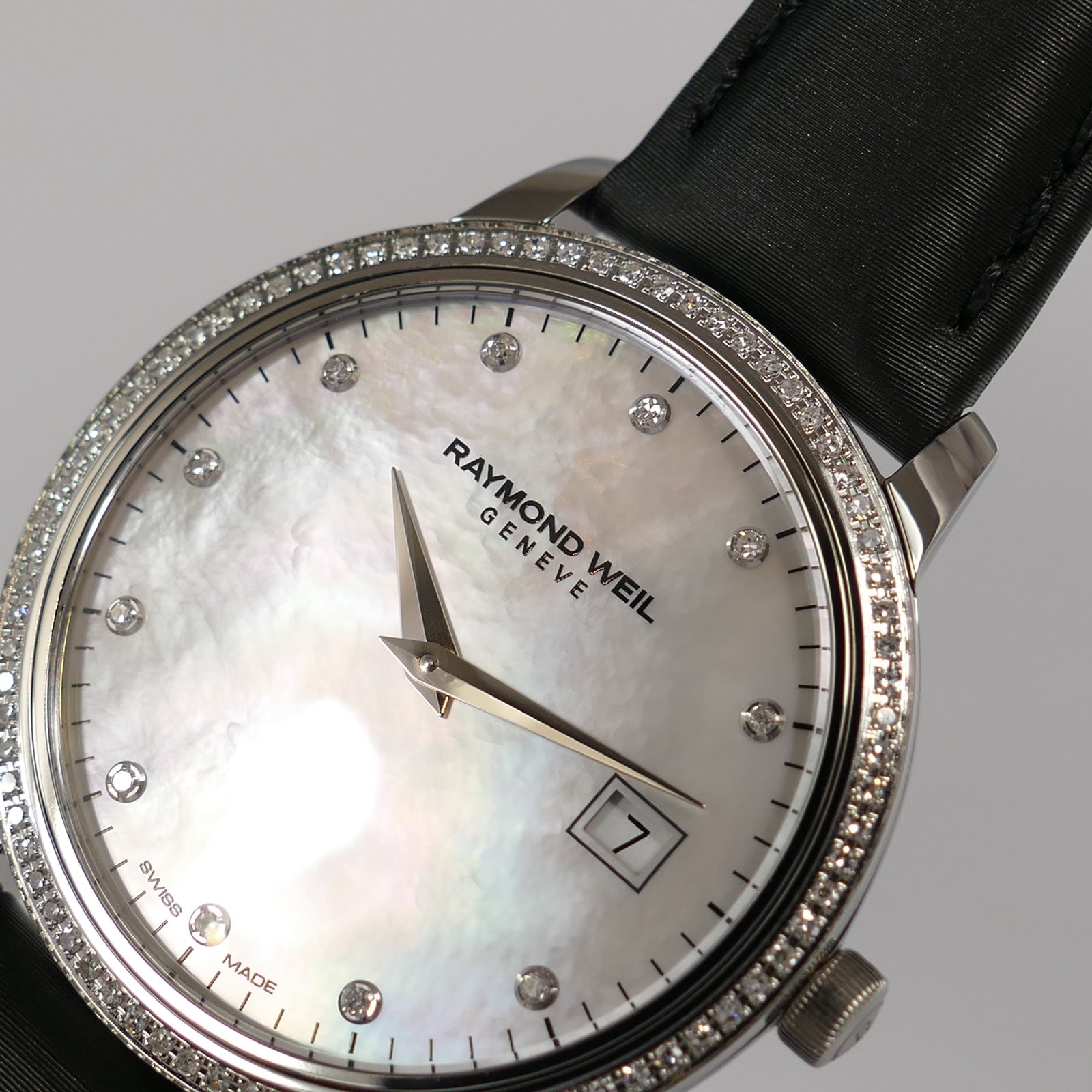 Raymond Weil Toccata 5388 logo and diamonds close up