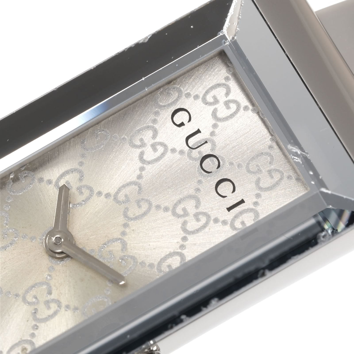 Gucci G-Frame YA127511 dial logo close up
