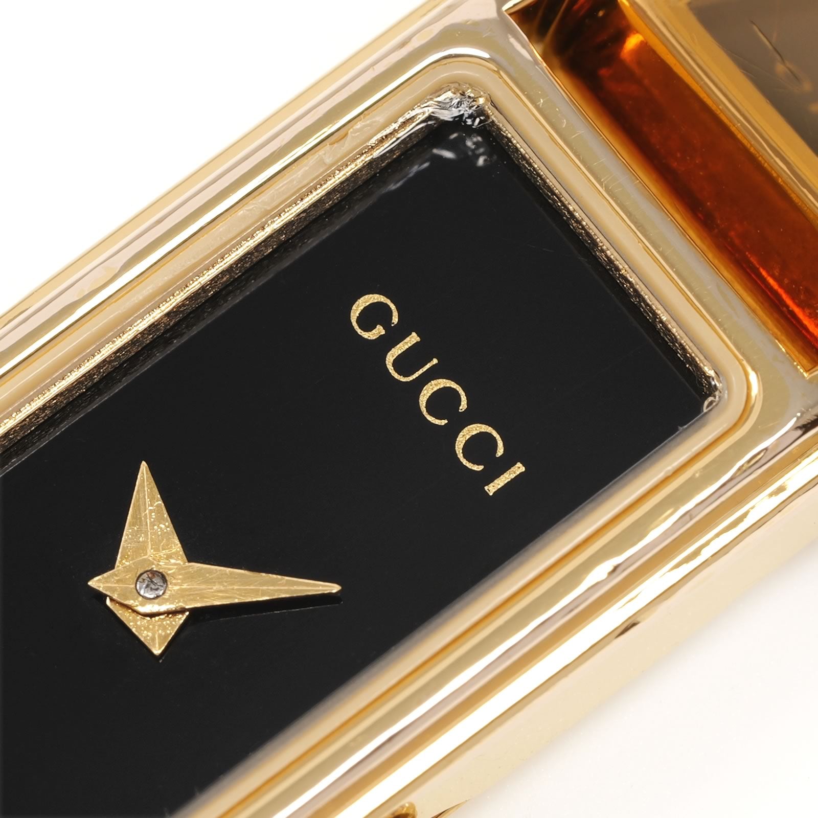 Gucci 1500L Black Dial logo close up