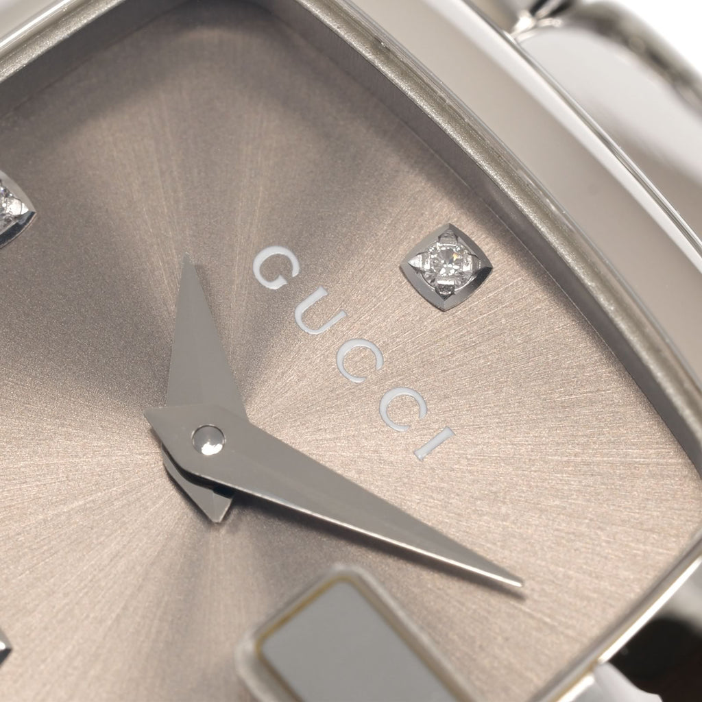 Gucci G 125.5 logo close up