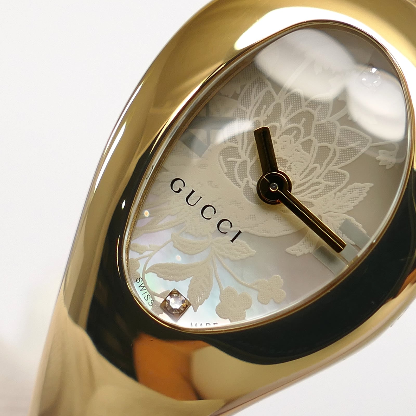 Gucci 103 Horsebit floral mother of pearl dial close up with diamonds