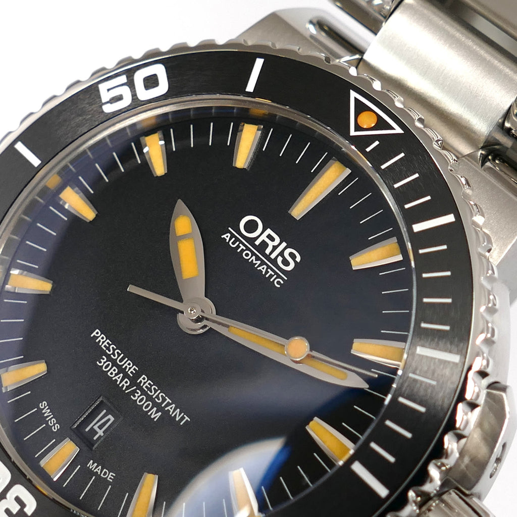 Oris Aquis 7653 logo and dial close up