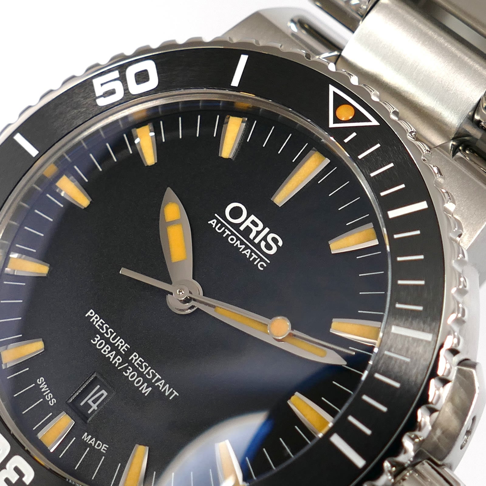 Oris Aquis 7653 logo and dial close up