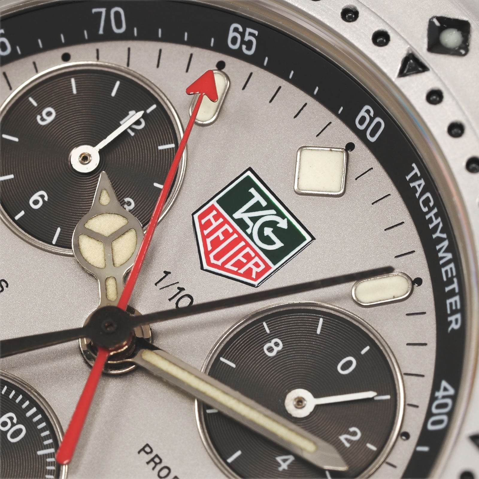 TAG Heuer 2000 Chronograph 560.206R logo close up