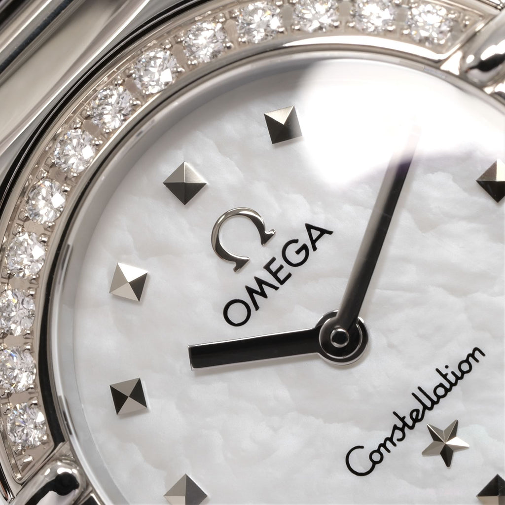 Omega Constellation 1465.71.00 logo close up
