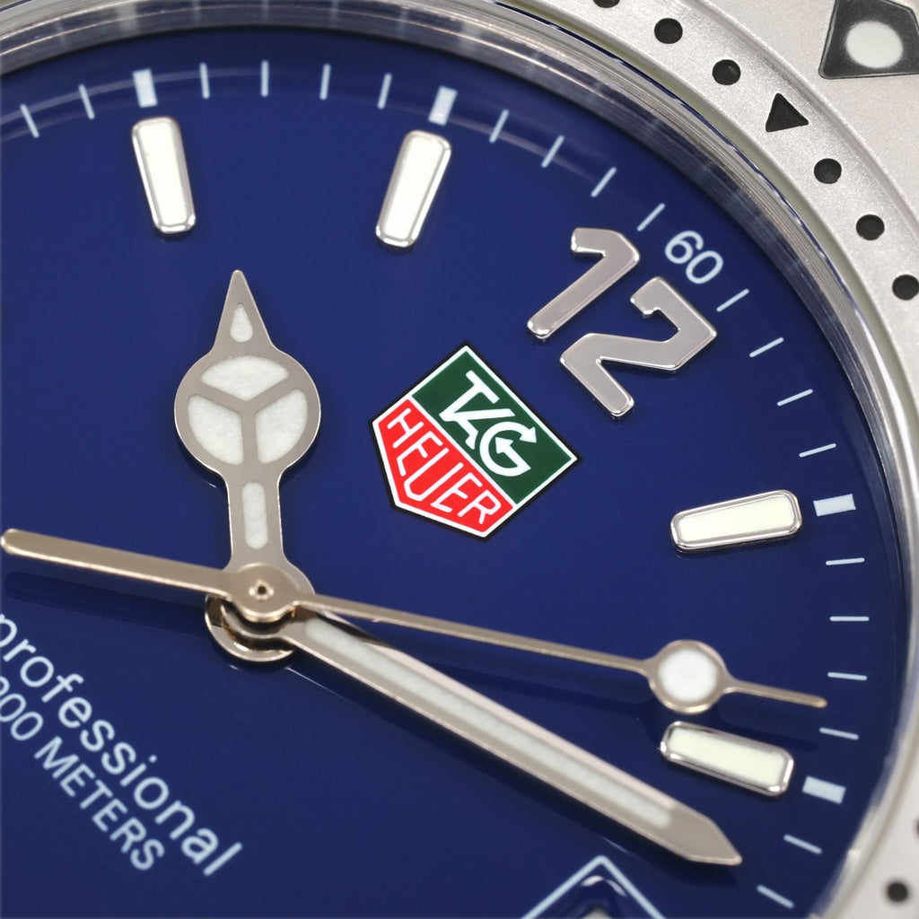 TAG Heuer 2000 WK1113-1 dial logo close up
