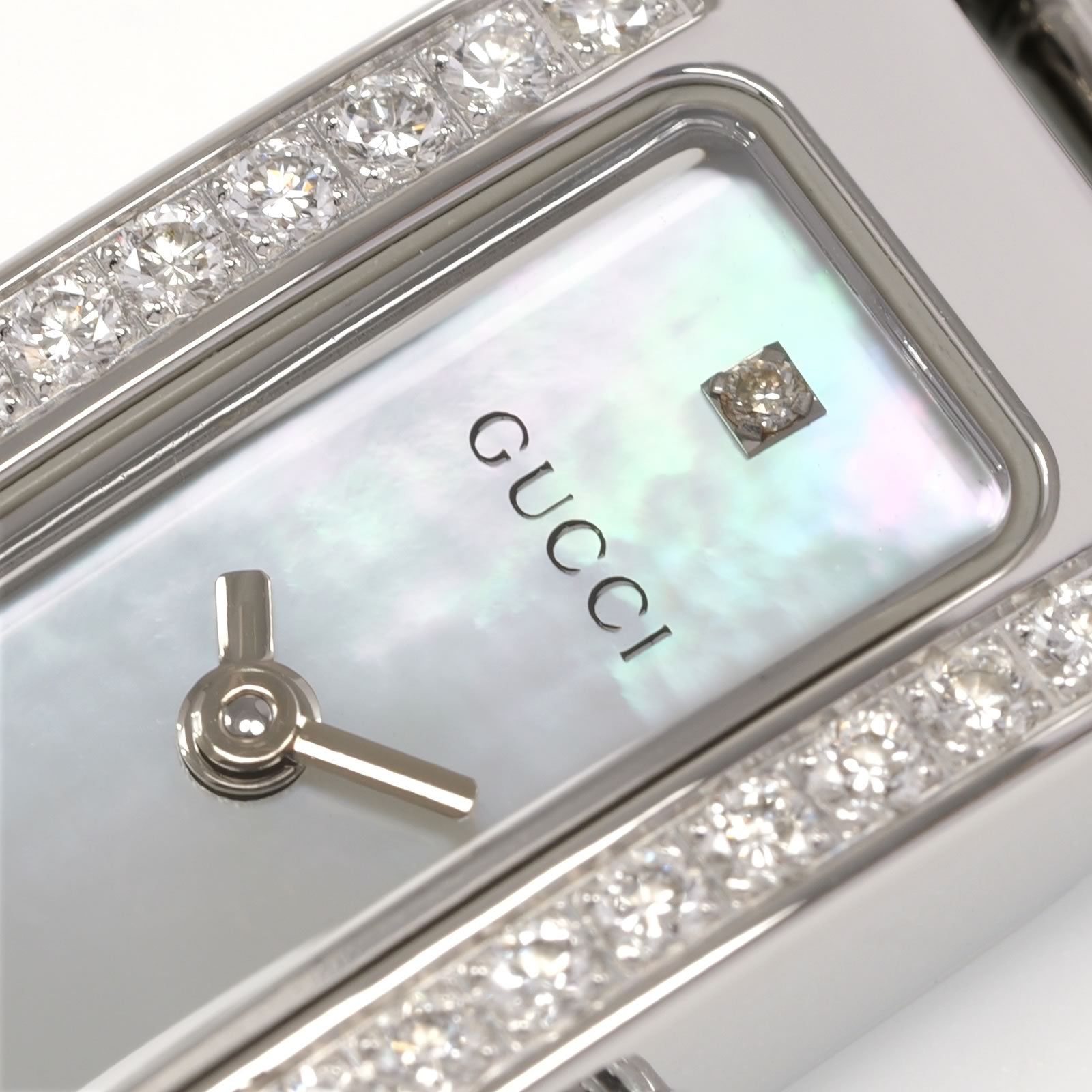 Gucci 3900L logo close up