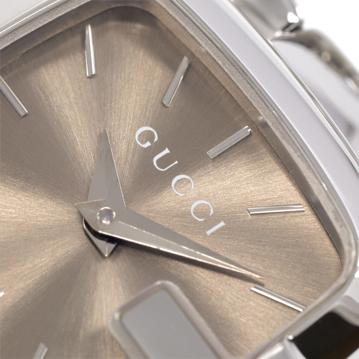 Gucci G 125.5 dial logo close up
