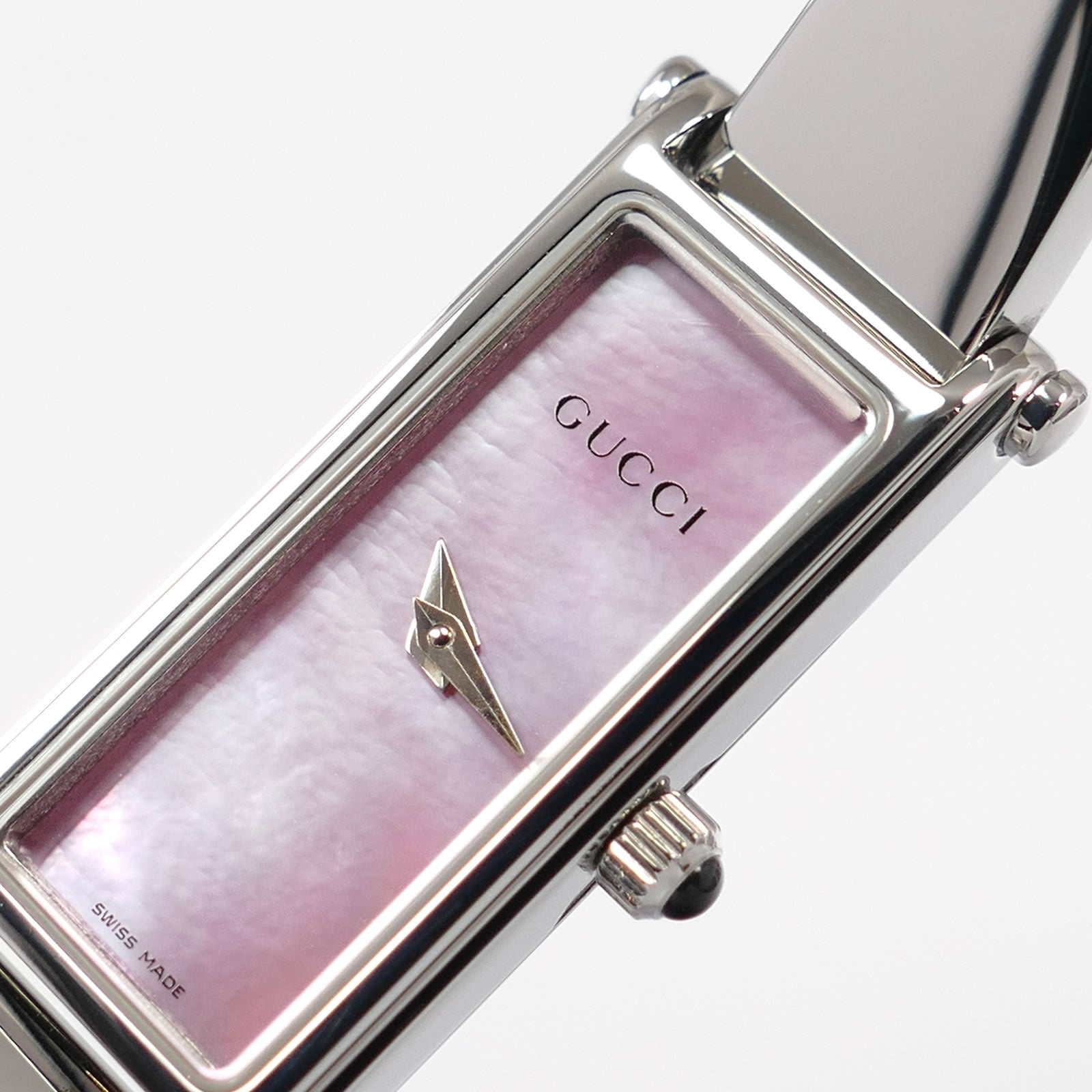 Gucci 1500L logo close up