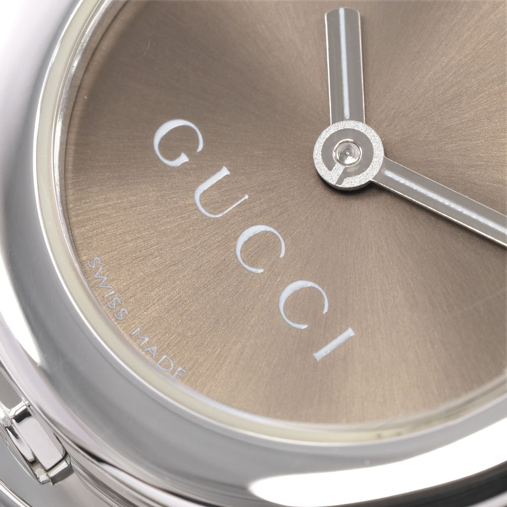 Gucci Twirl 112 logo close up