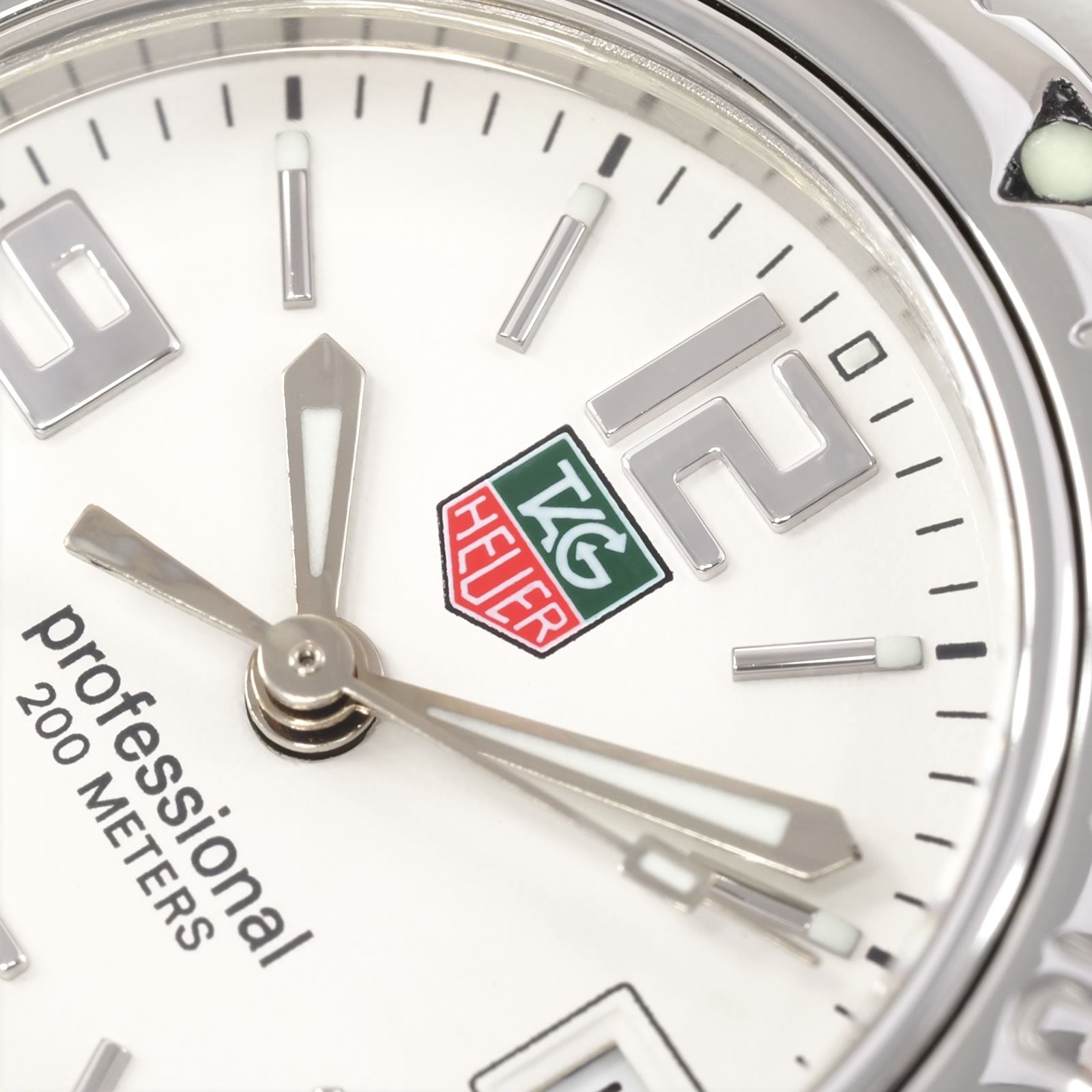 TAG Heuer Link WT1414 green and red logo close up