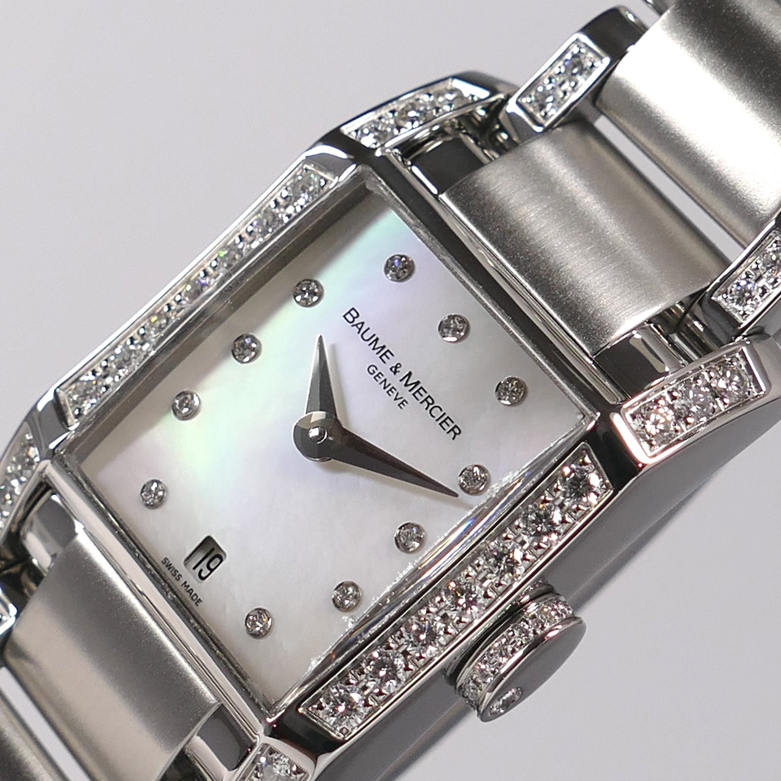 Baume & Mercier Hampton 65522 Iridescent Mother of Pearl Dial logo close up