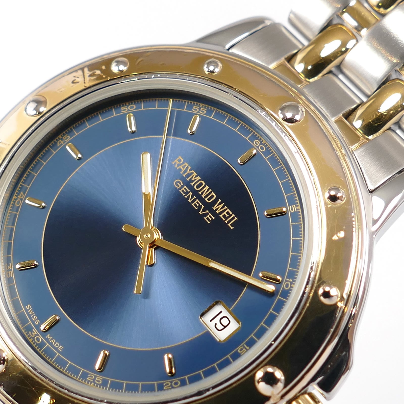 Raymond Weil Tango 5560 logo close up