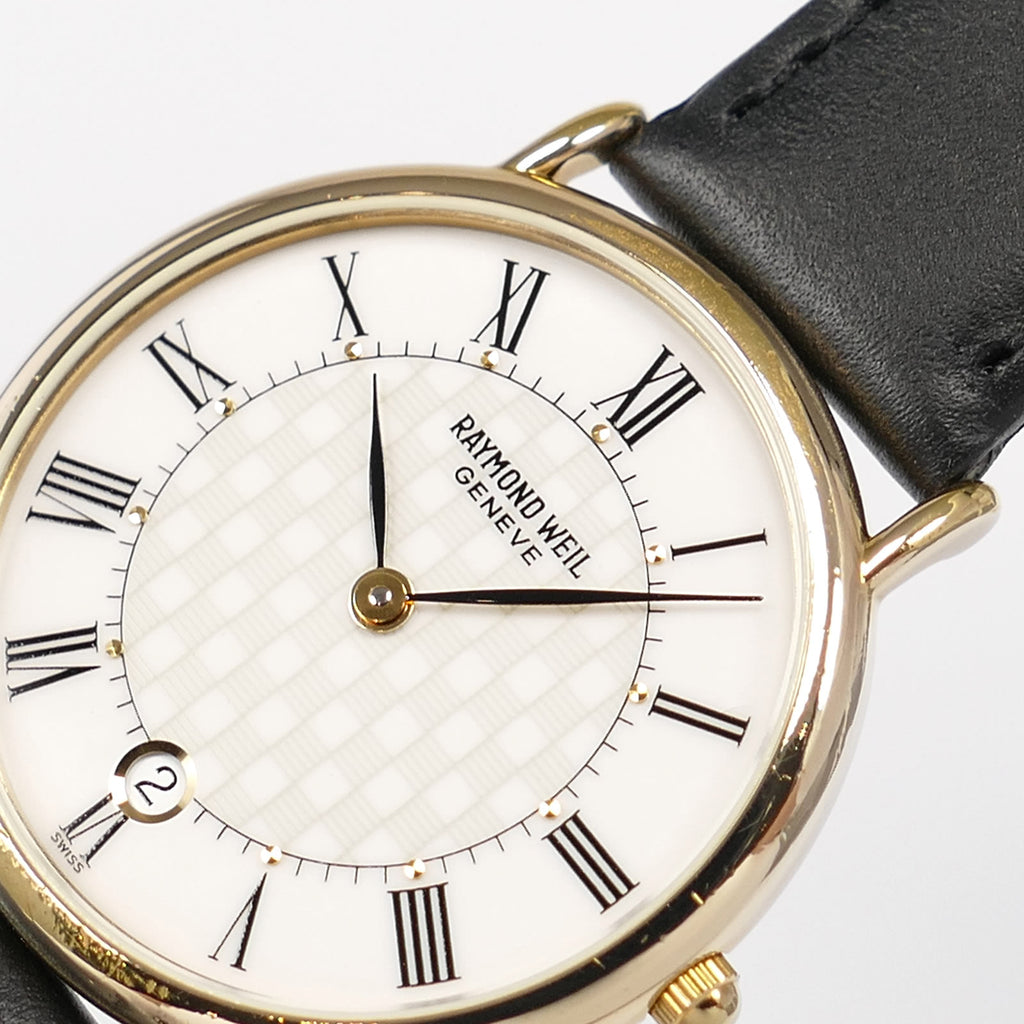 Raymond Weil 9124 logo close up