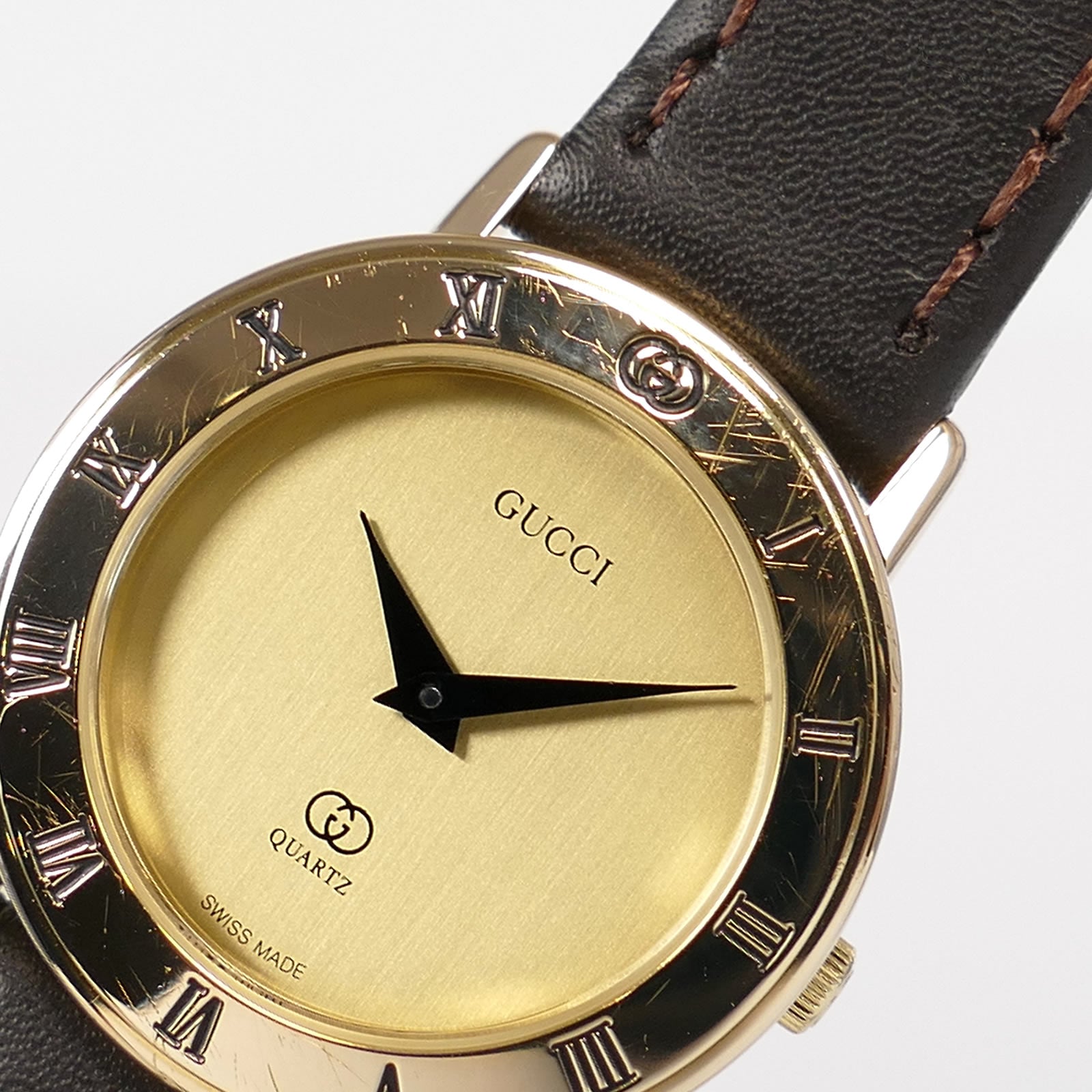 Gucci 3001 L logo close up