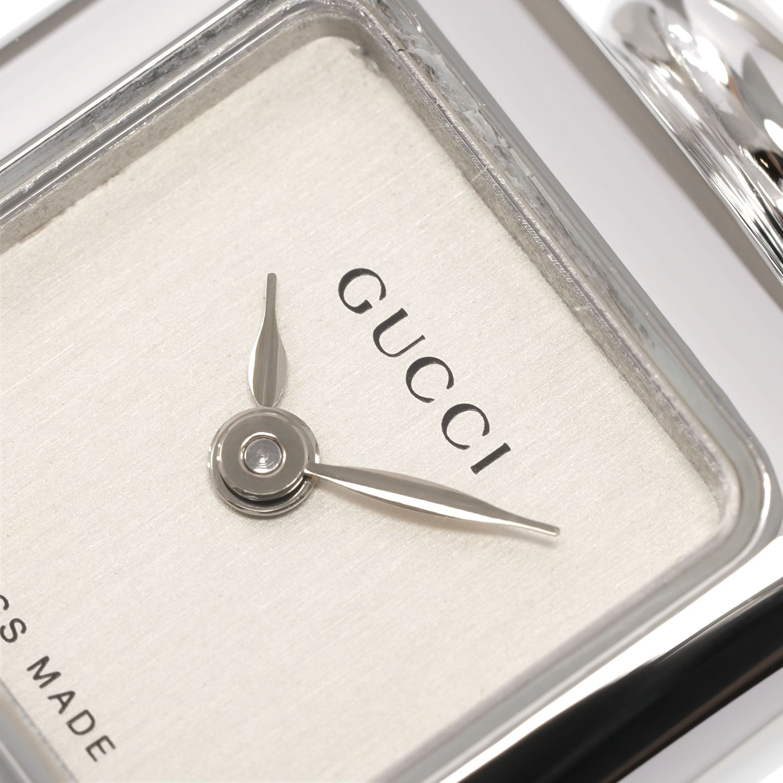 Gucci 1900L logo close up