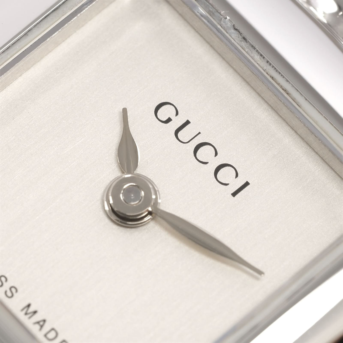 Gucci 1900L dial logo close up