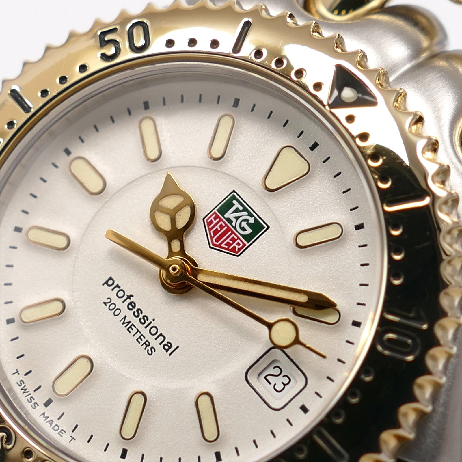 TAG Heuer SEL WG1322-2 colour logo close up