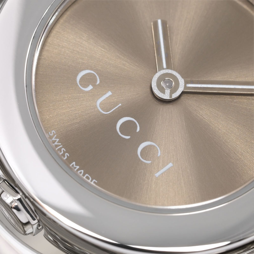 Gucci Twirl 112 logo close up