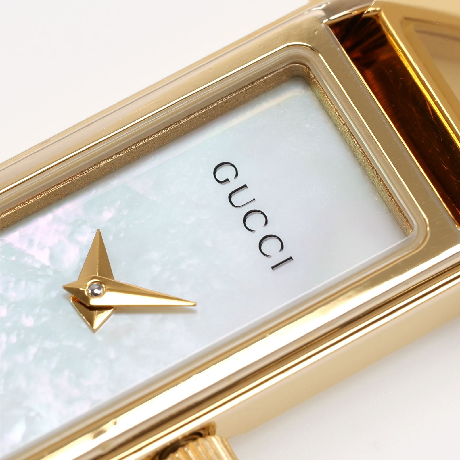 Gucci 1500L dial logo close up