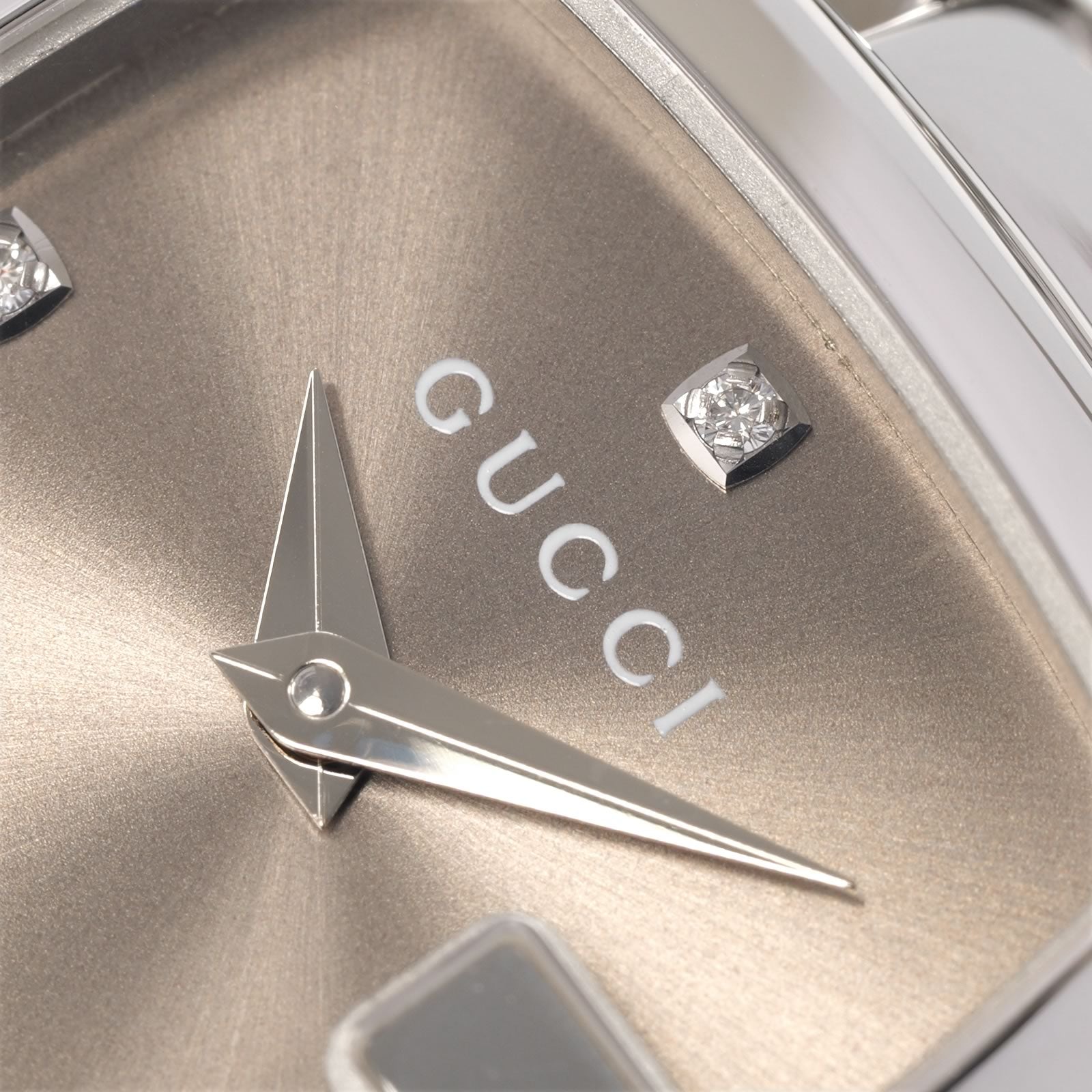 Gucci G 125.5 logo close up