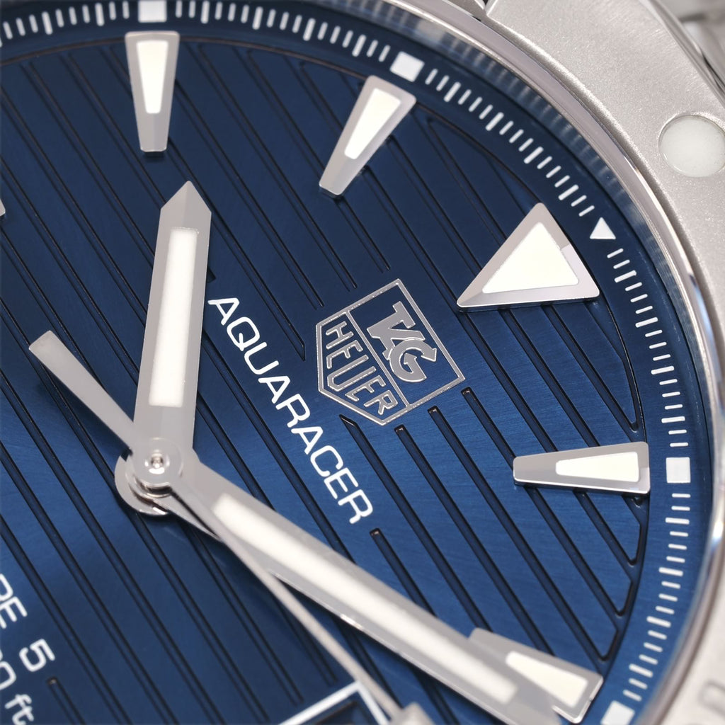 TAG Heuer Aquaracer WAY2112 logo close  up