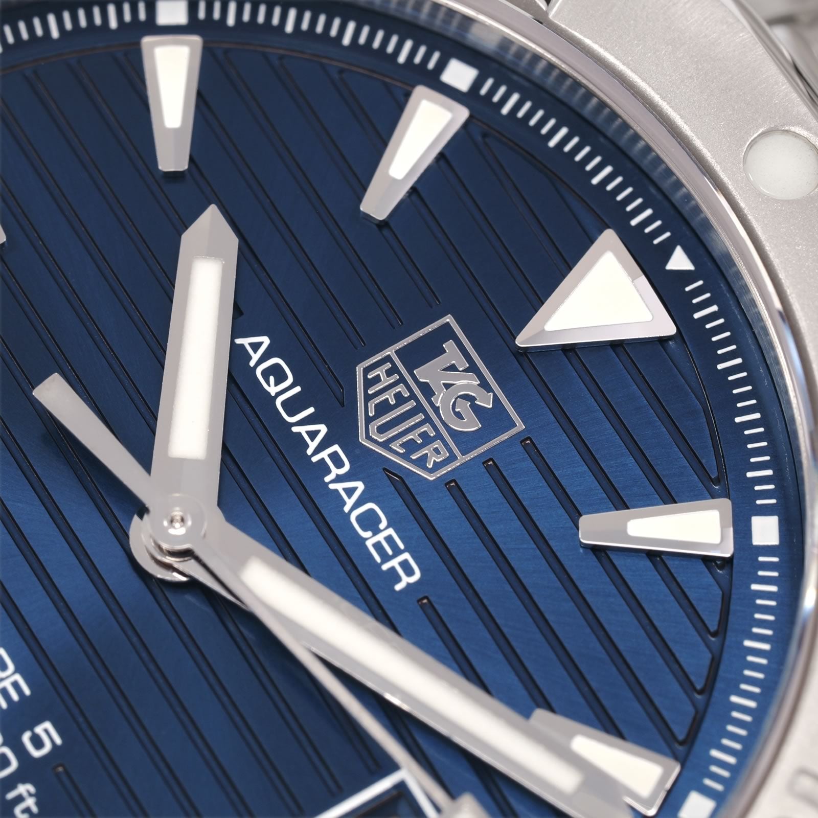 TAG Heuer Aquaracer WAY2112 logo close  up
