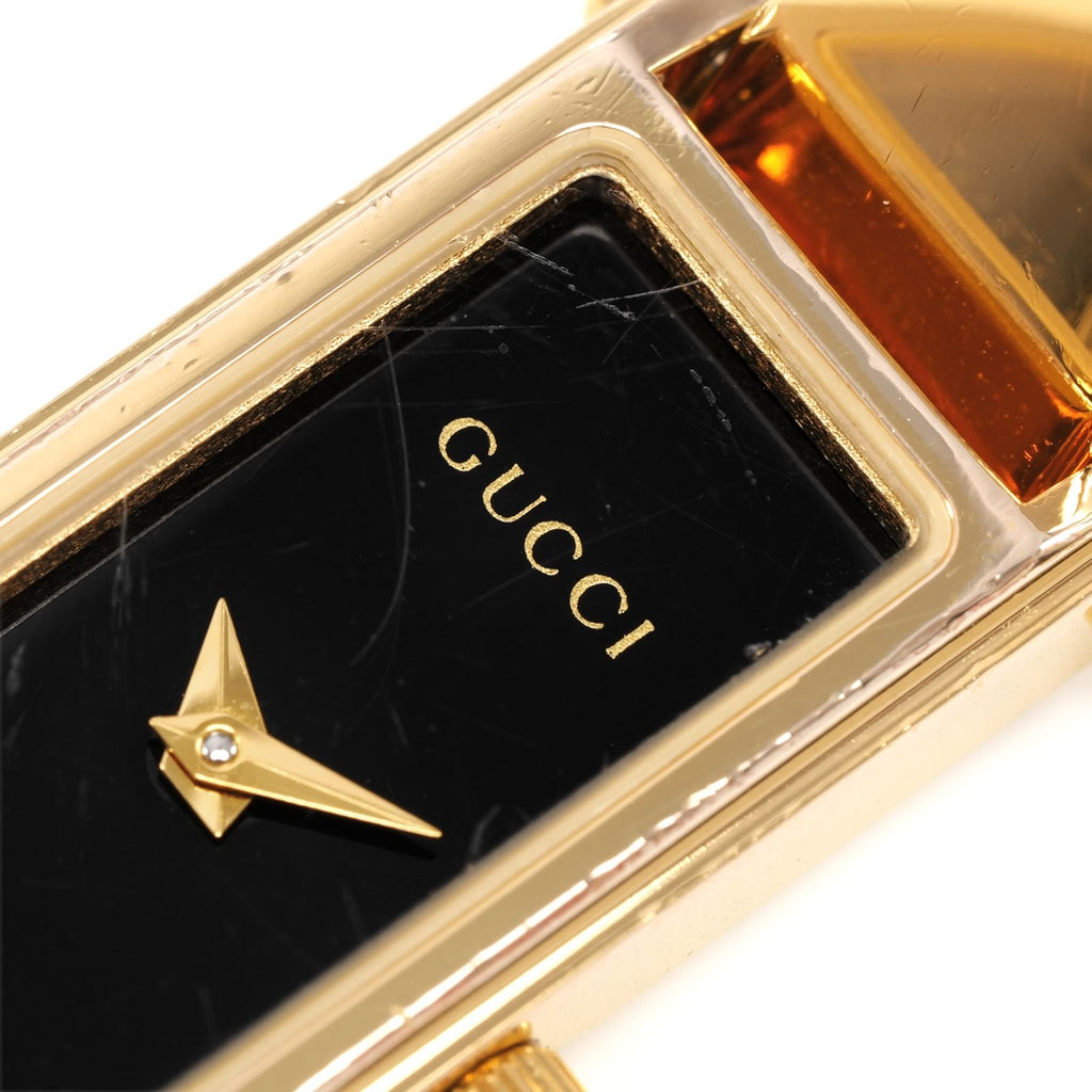 Gucci 1500L dial logo close up