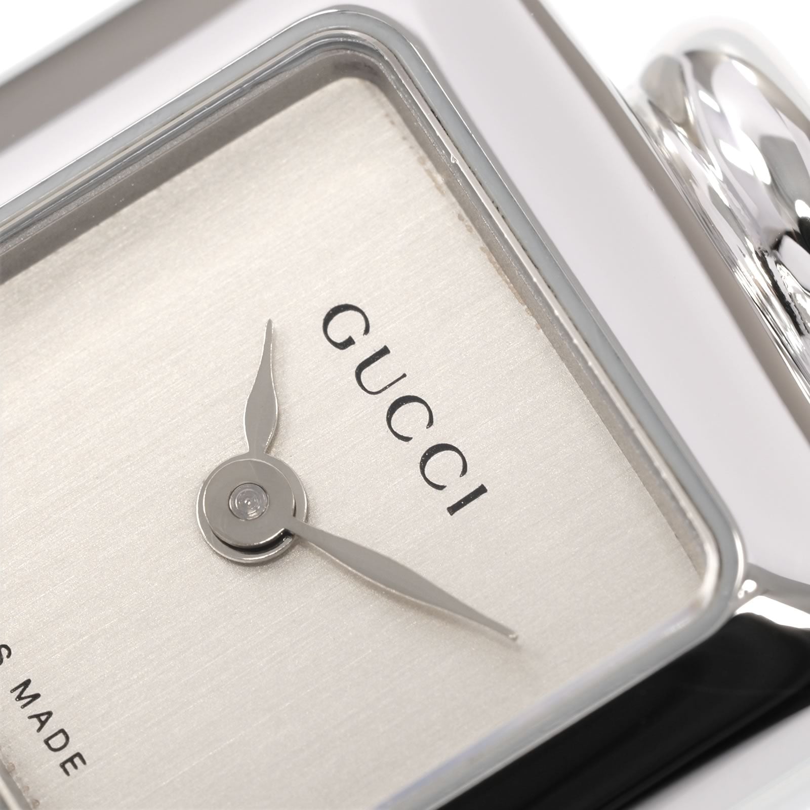 Gucci 1900L logo close up