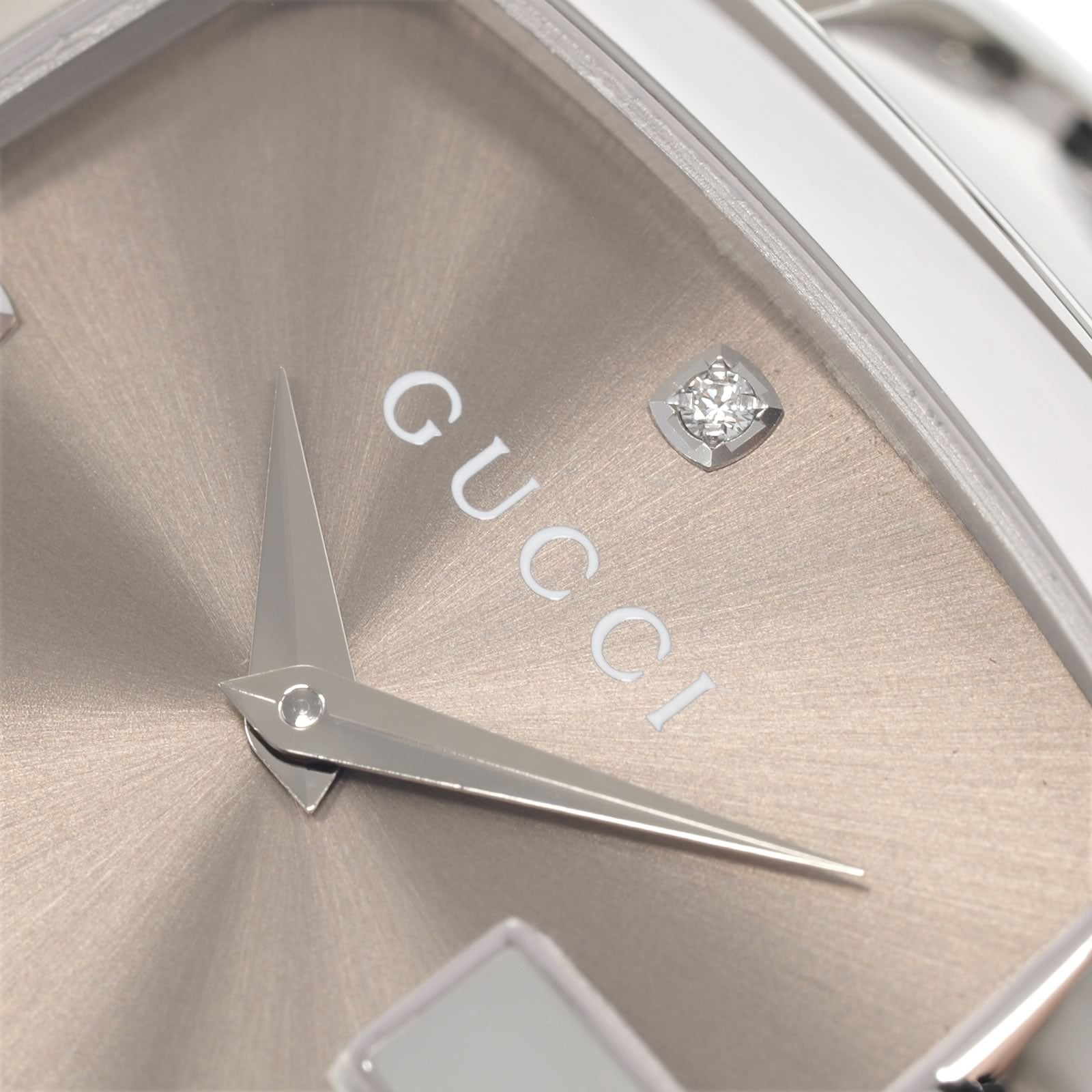 Gucci G 125.4 logo and diamonds close up