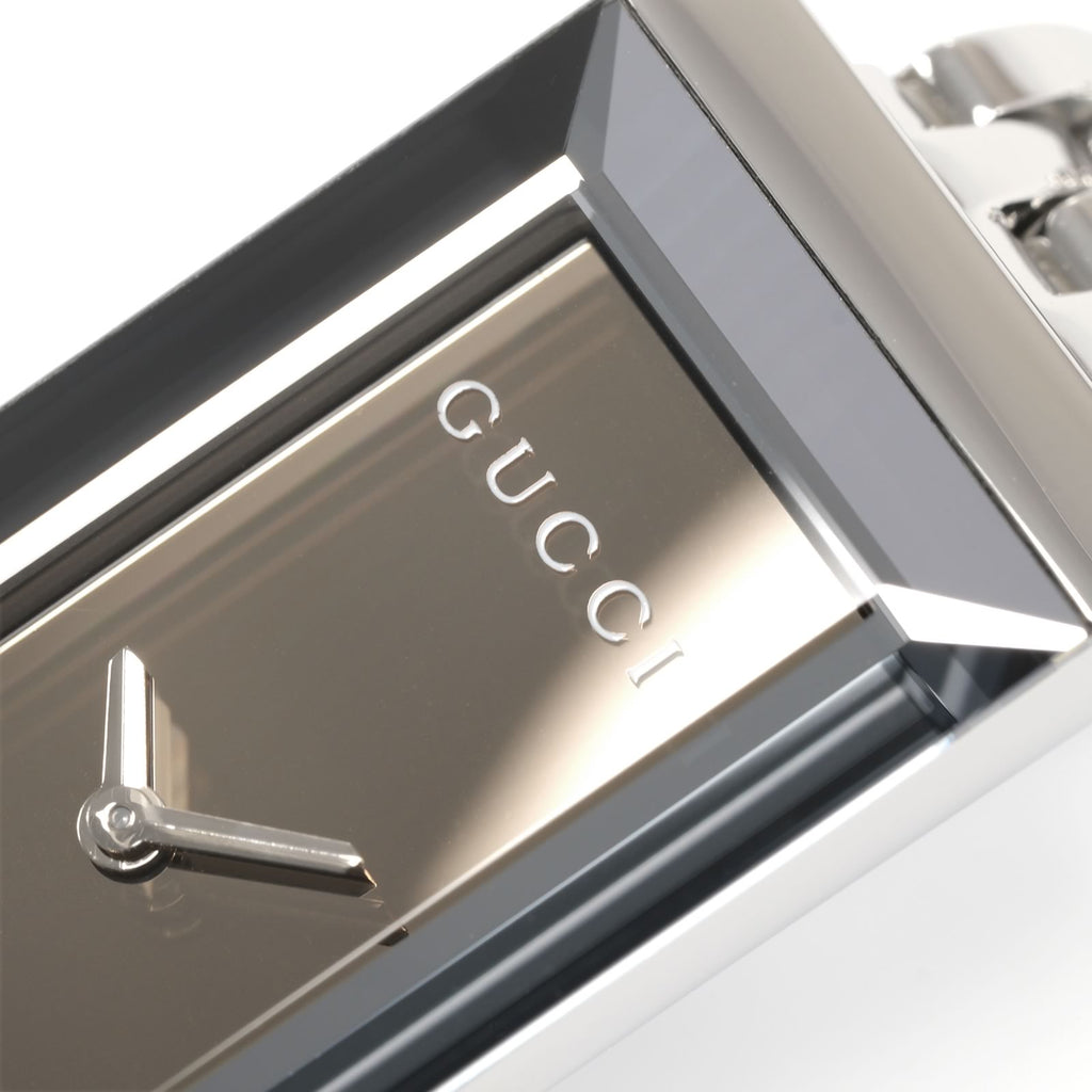 Gucci G-Frame YA127501 logo close up